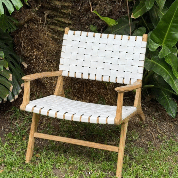 Poltrona Java en madera y cuero vacuno trenzado