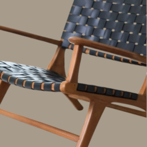 Poltrona Java en madera y cuero vacuno trenzado